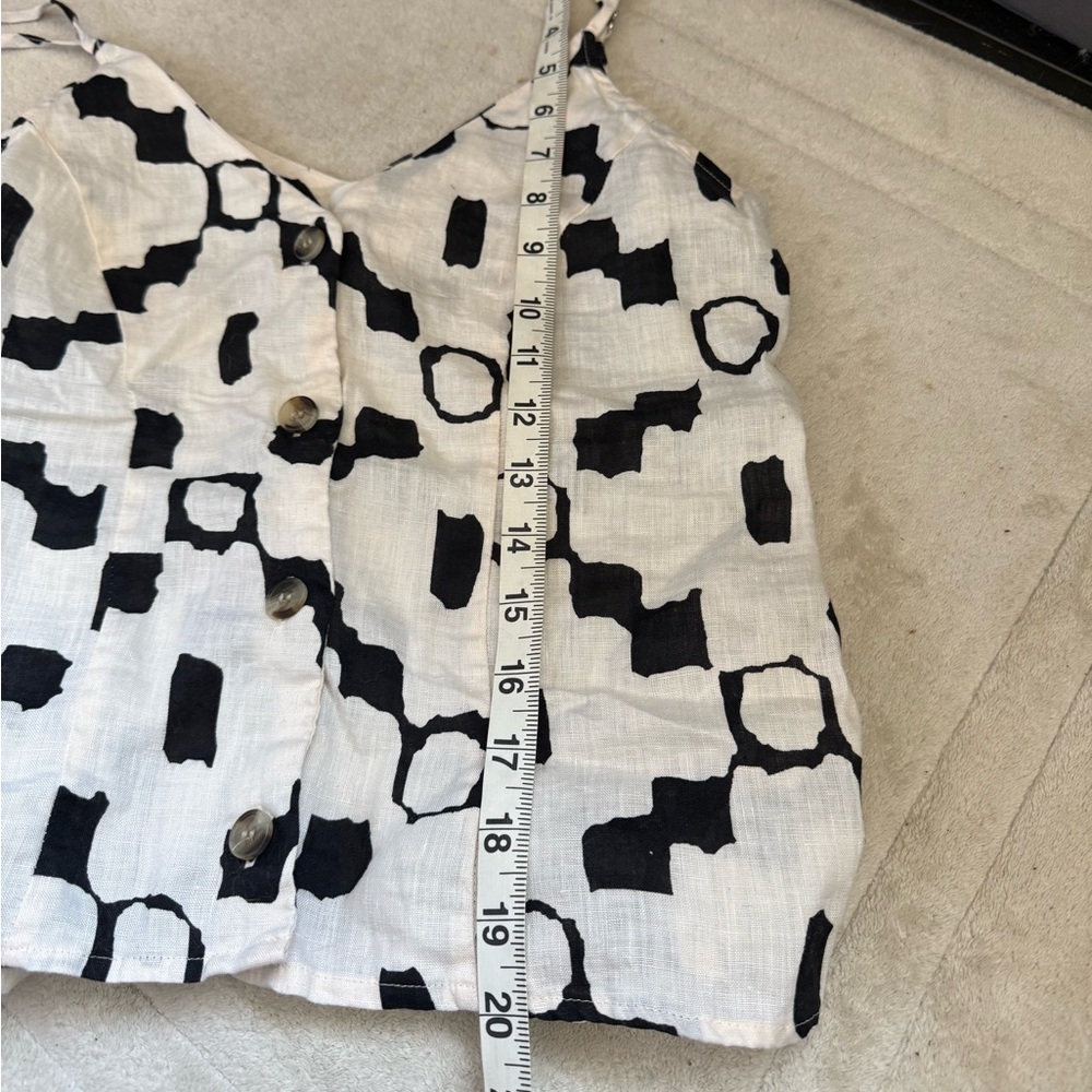 Sleeveless Linen Black and White Patterned Button-Front Cami Top - Picture 5 of 6